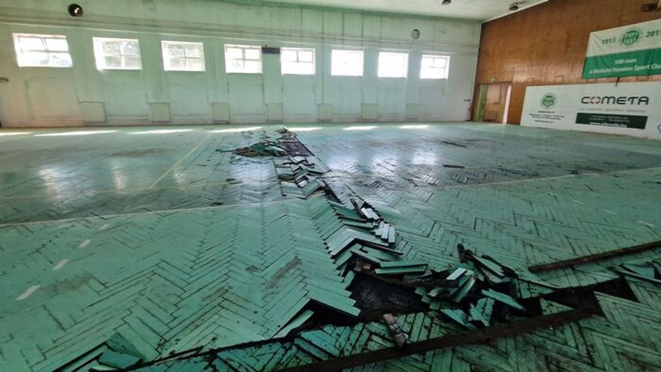 Csákányt és pajszert ragadtak a röpis lányok is - képekkel