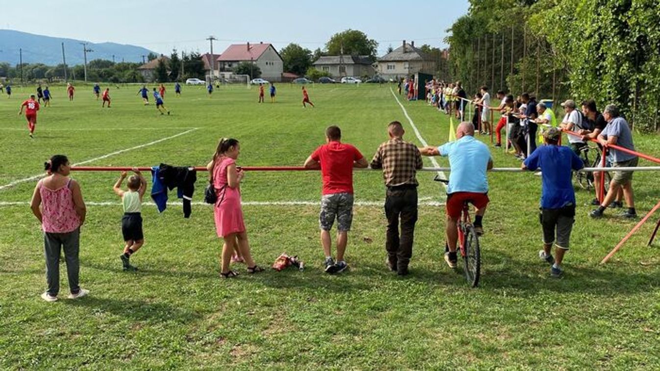 A mozdonyvezető sem tudott ellenállni a megyei foci látványának