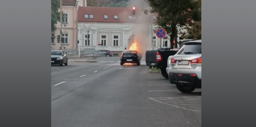 Kigyulladt autó a Malomszög utcánál Miskolcon
