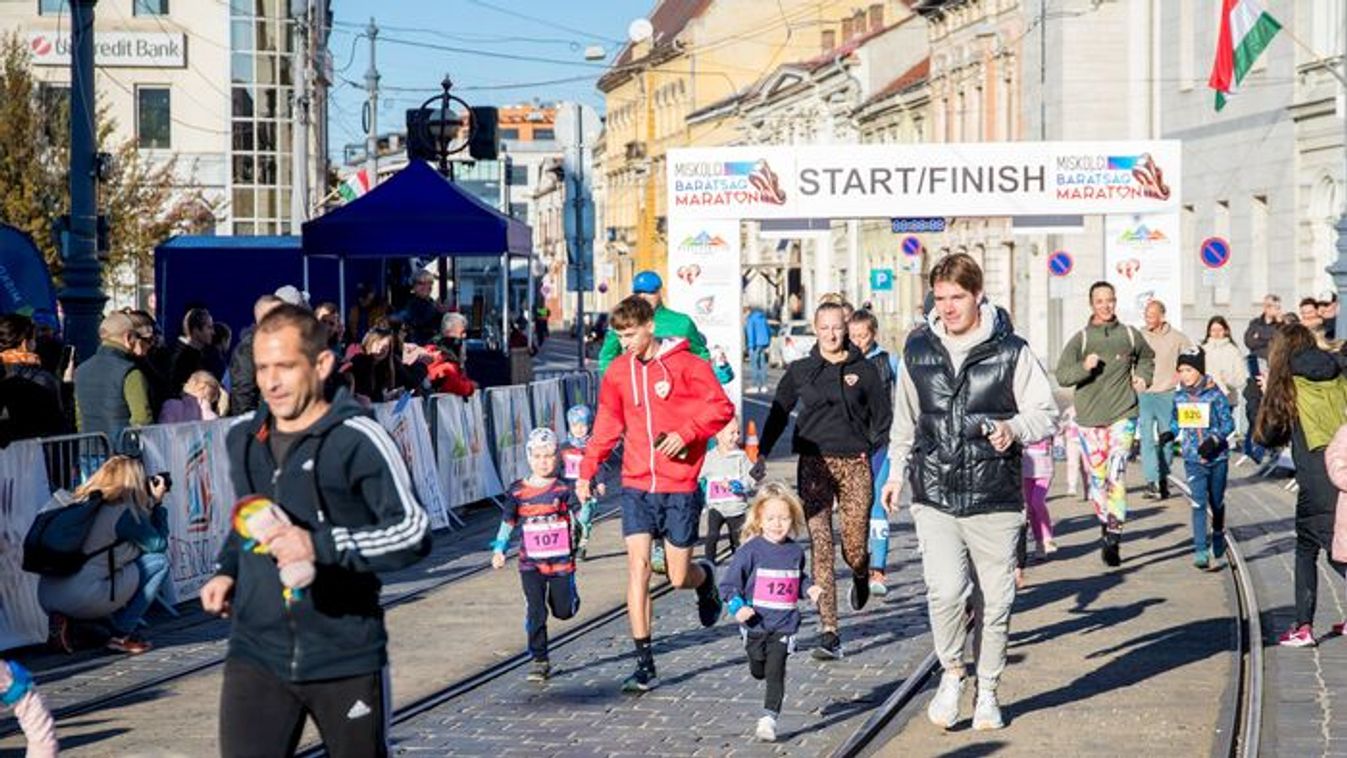 Futás öröme: hétszázan a rajtnál (fotókkal, videóval)