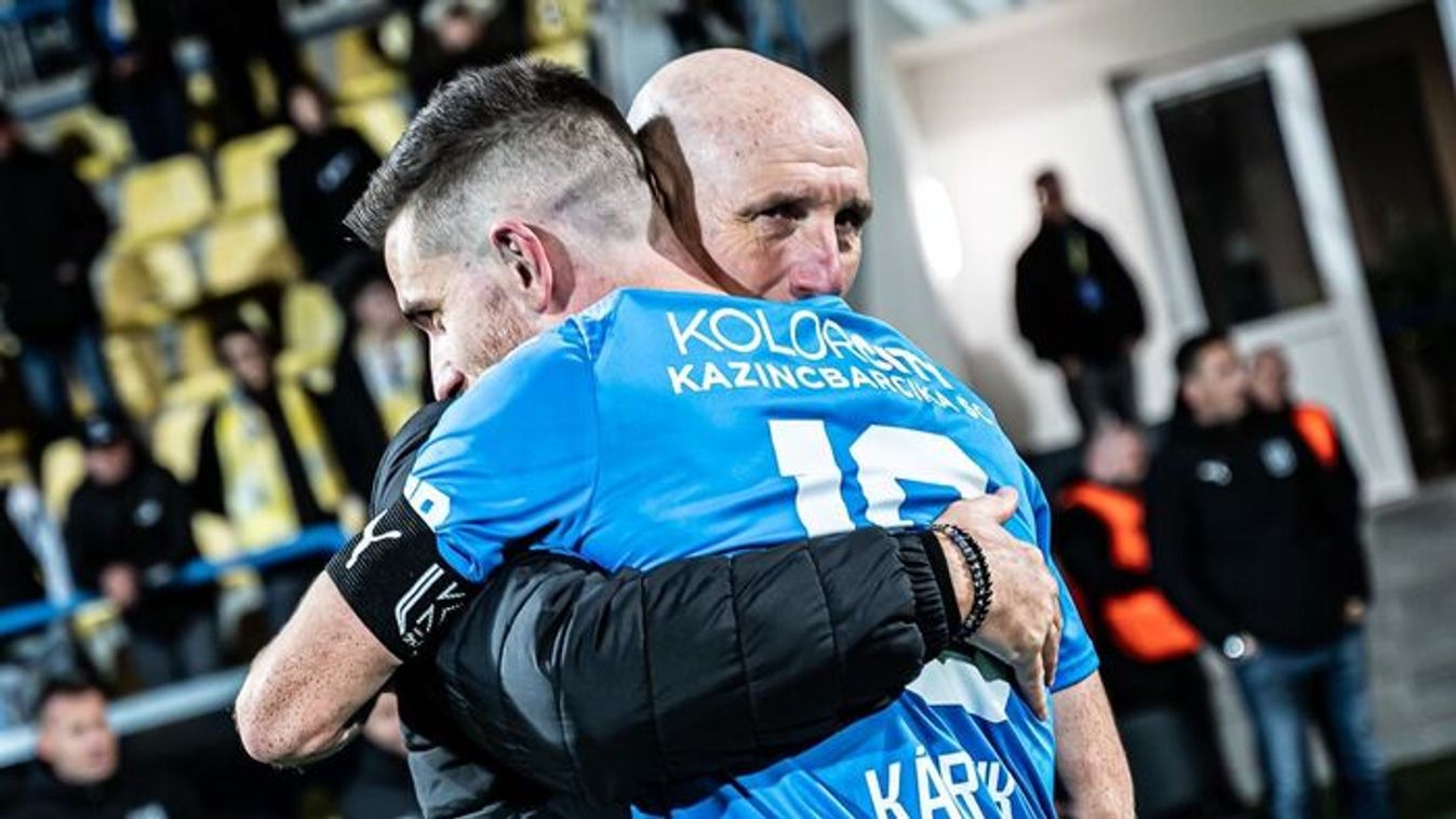 Kettő egymás ellen játszik, a harmadik nem játszik