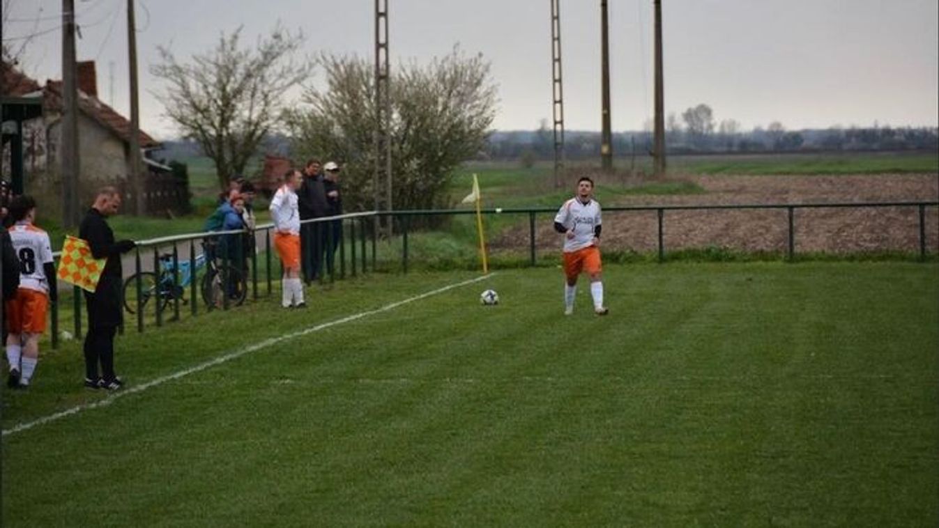 Red Bull sem segíthetett volna a kapusnak – fantasztikus szabadrúgásgól az ivánkai 10-estől  – videó