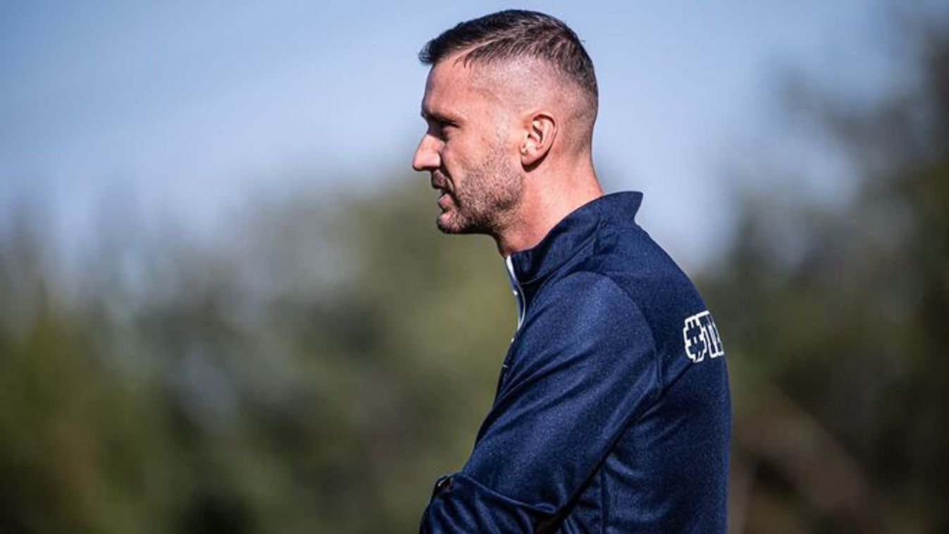 Az edző nem úszta meg