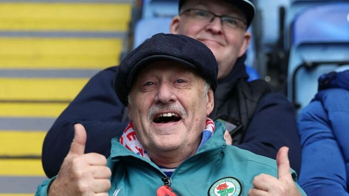 Az edző már benn látta a labdát, de mégsem ment be a kapuba, mert...