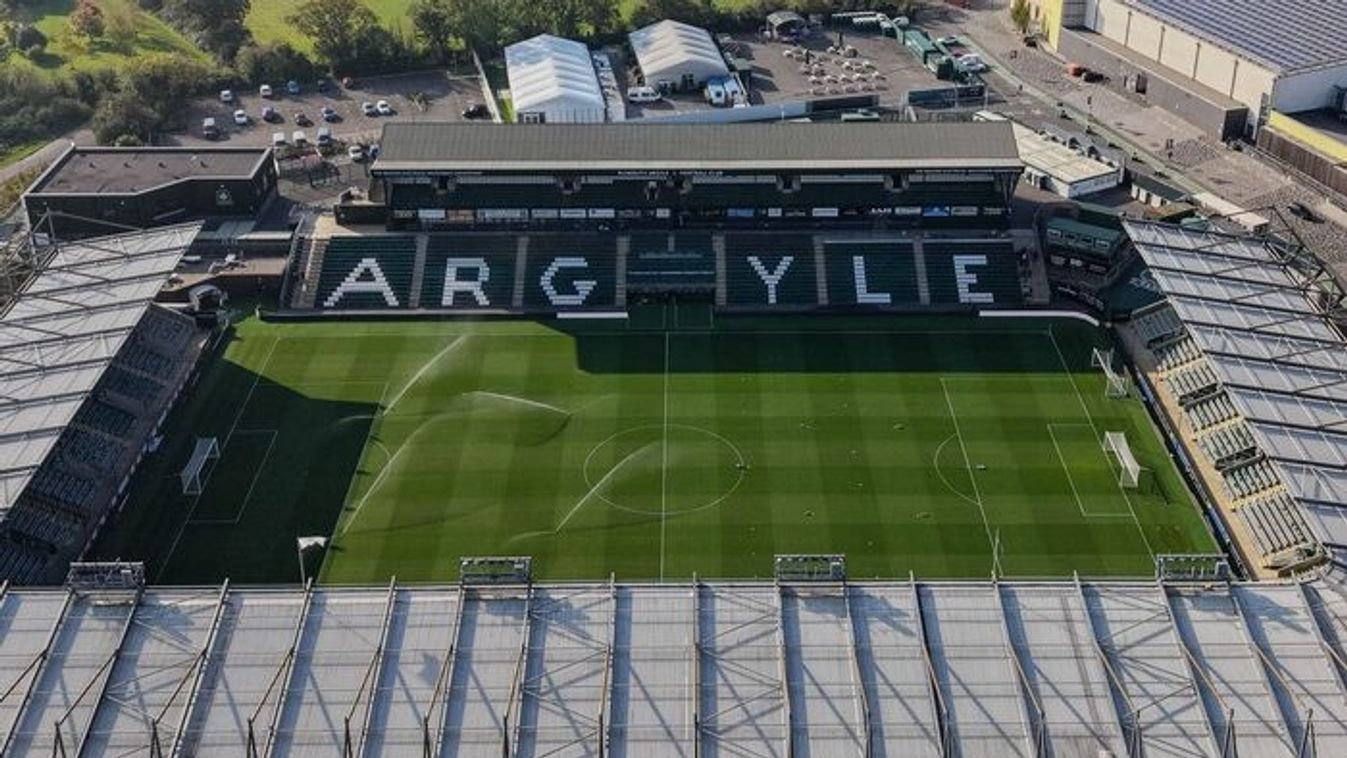 Másfél perc után leküldték a pályáról a miskolci válogatott védőt