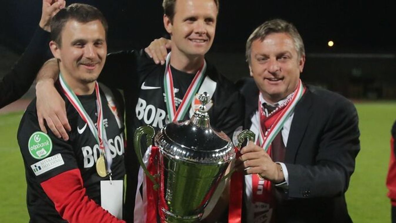 „Mától minden megváltozik! Senkinek nincs joga bemocskolni a klub címerét és százéves hagyományait" – Menesztették a vezetőedzőt