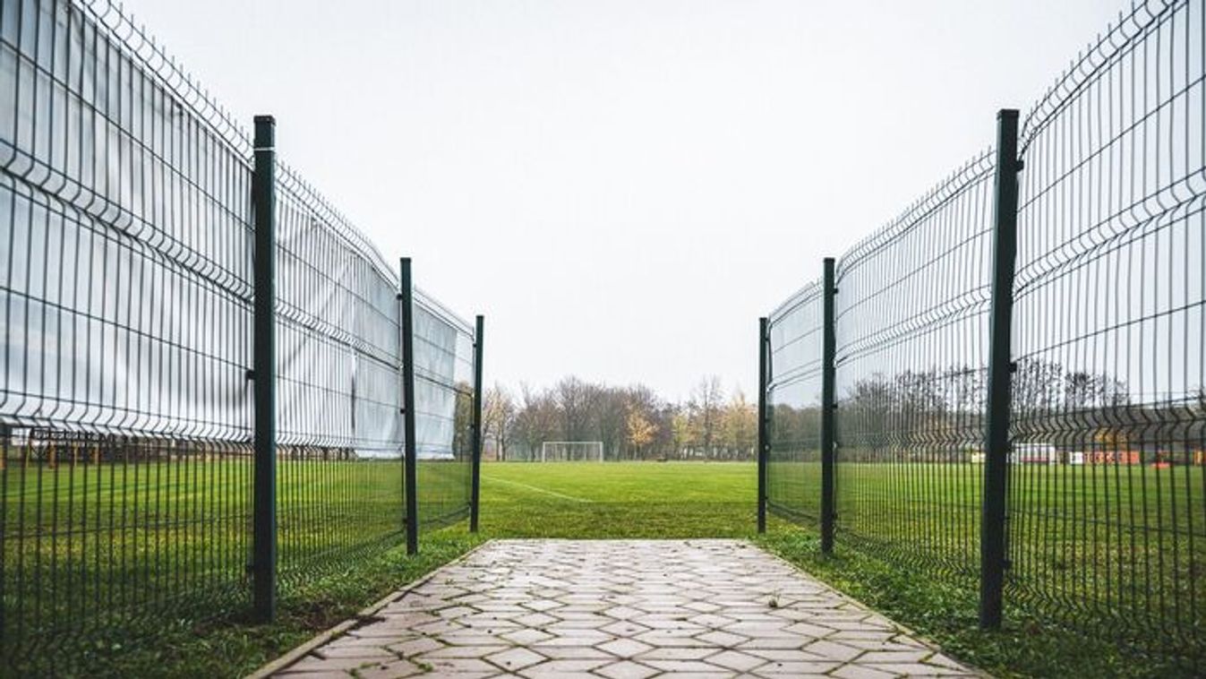 Távolból nézik a hátukat a többiek