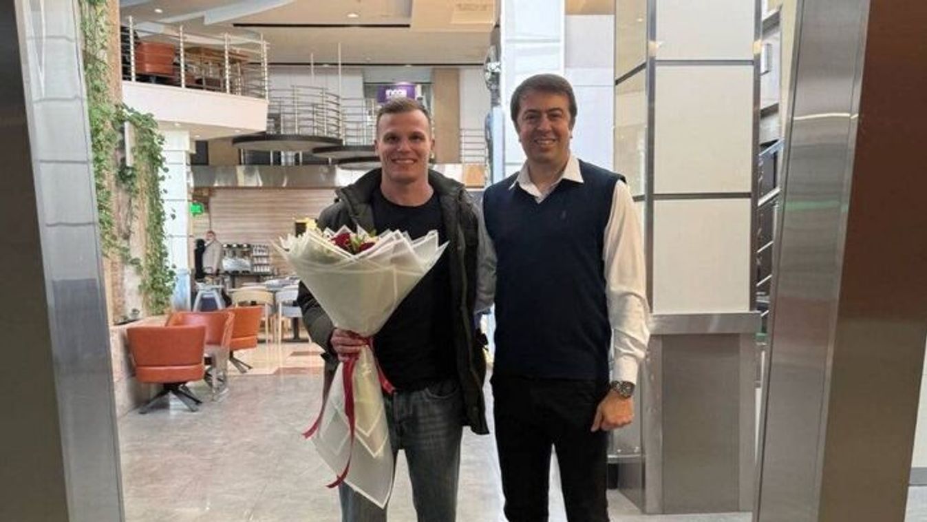 Gera Dániel megérkezett új klubjához – egy csokor virággal fogadták a repülőtéren