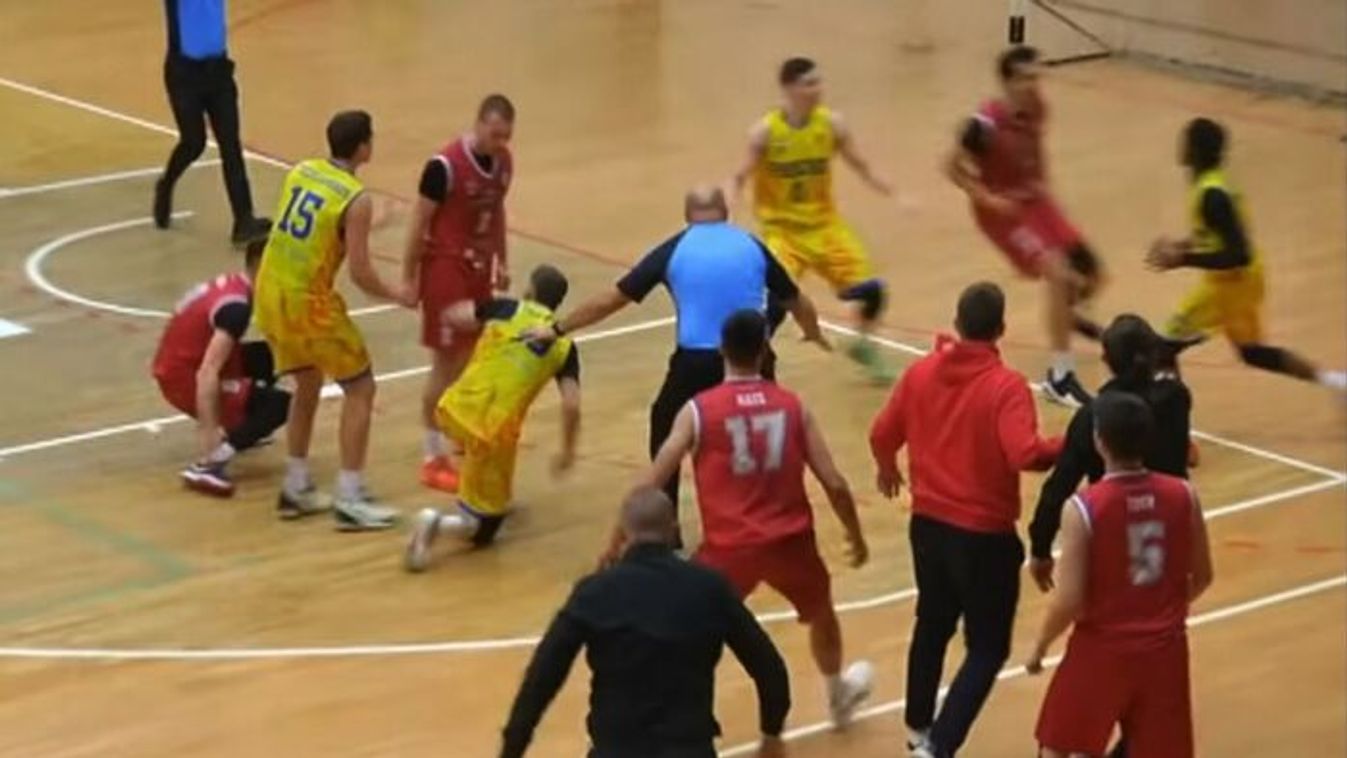 Videó! Botrány a pályán, egymásnak feszült a Tiszaújváros és a Veszprém – ,,elnézést kérünk, hogy ez megtörténhetett"