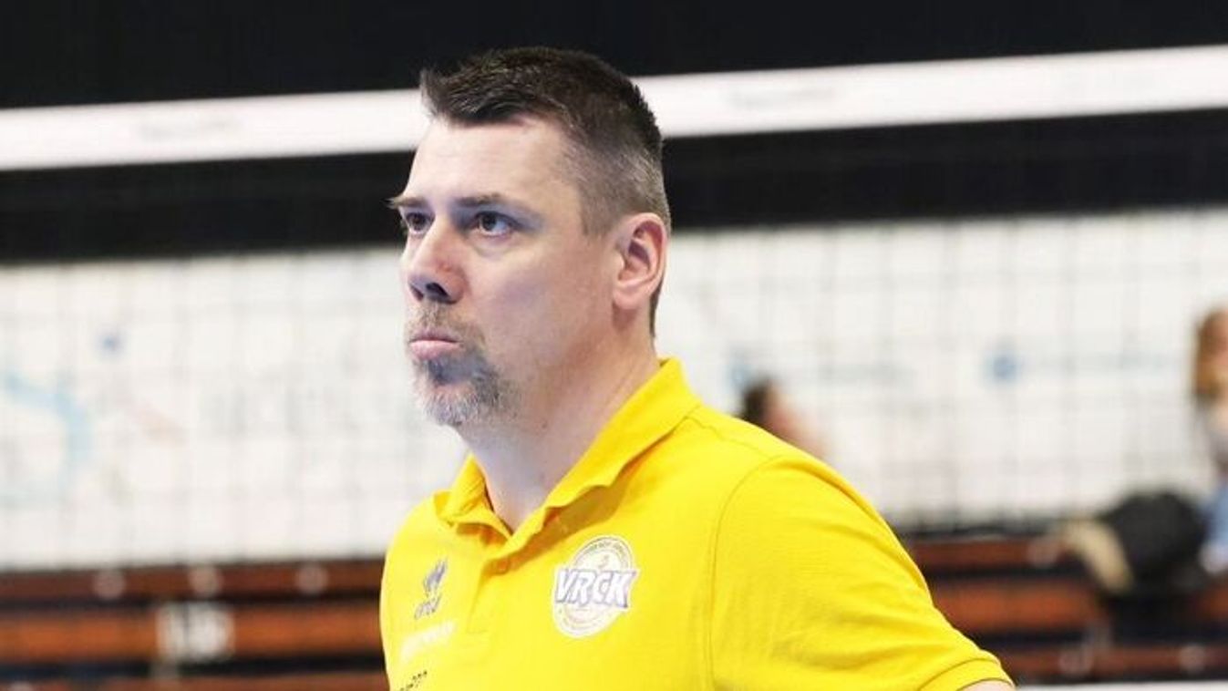 Erre aztán kifejezetten illik, hogy emelt fővel