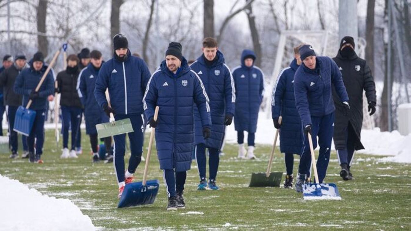 Lapátot ragadtak a stoplis helyet – így mentette meg edzését a Mezőkövesd a hó fogságából