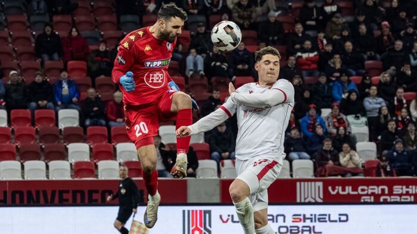 Elképesztő káosz a rangadón - dulakodás tört ki a pályán az exborsodi focista miatt, videóval