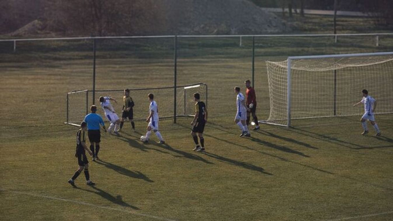 Videó! – Ököllel ütötte arcon ellenfelét a megyei focista – szüneteltetnie kell karrierjét