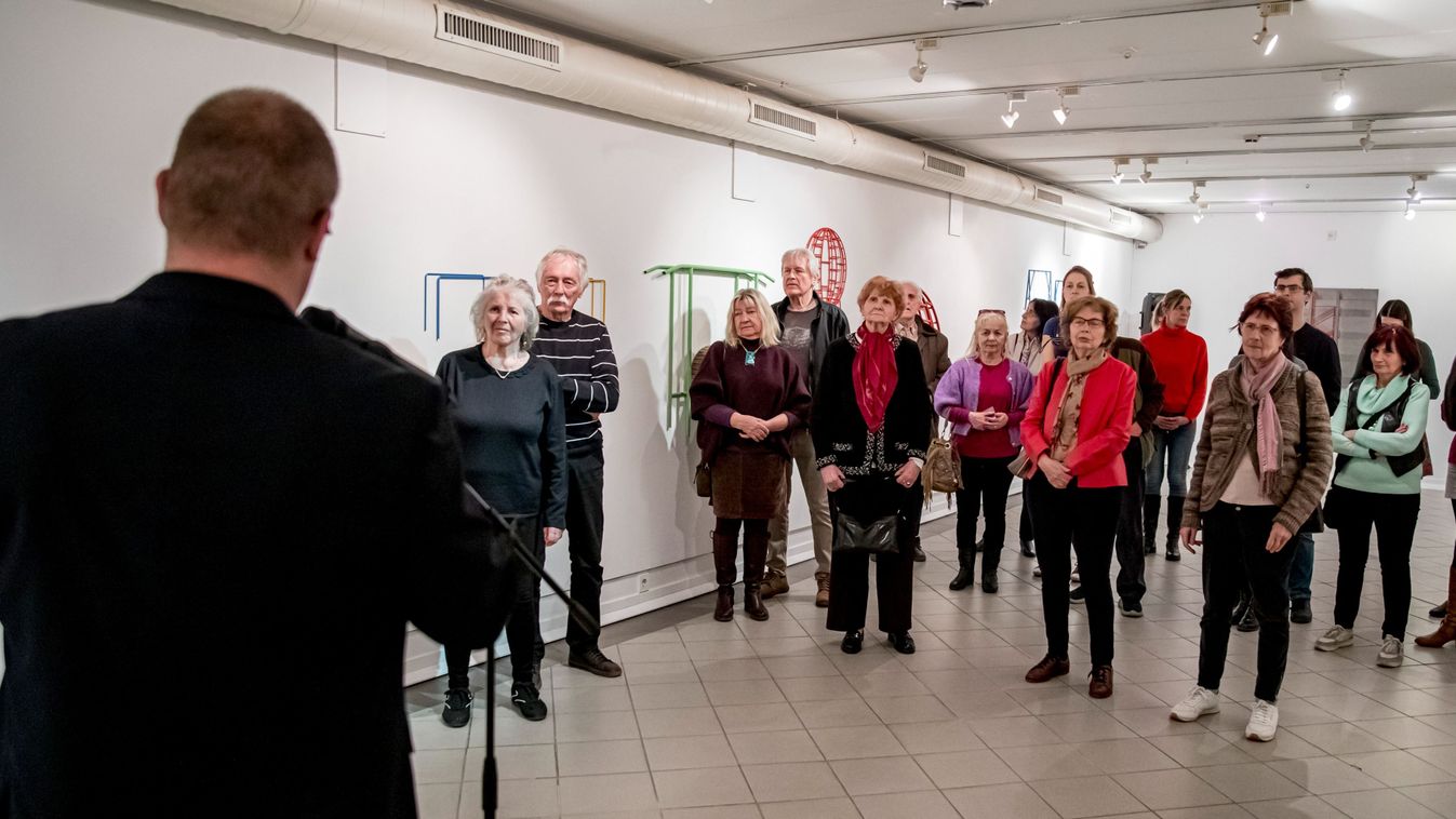 A város közepén – tárlat éppen a város közepén – sok fotóval és videóval