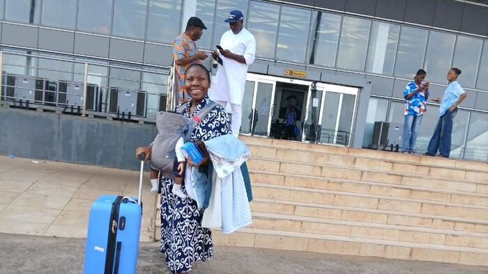Hazatért a Miskolcon rekedt nigériai édesanya – először ölelhette meg a kisfiát az édesapa – fotó és videó a cikkben