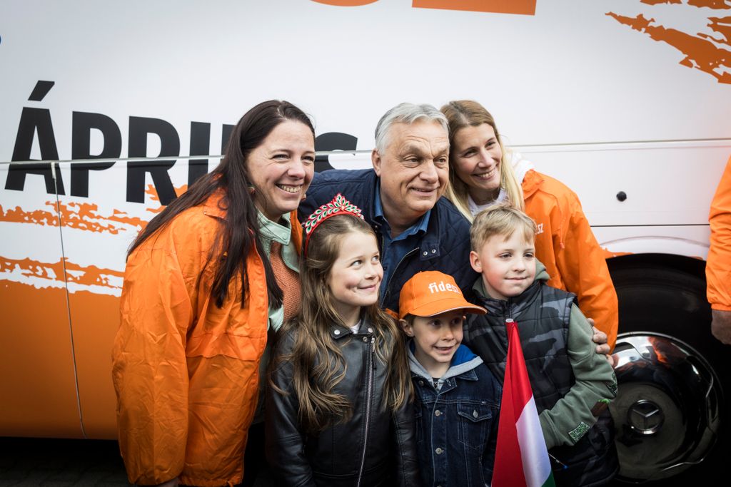 Egymillió kézfogás: ovációval fogadták Orbán Viktort Salgótarjánban