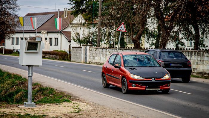 Új traffibox büntet ezen a forgalmas borsodi úton, a sofőrök csak lábujjheggyel mernek a gázpedálhoz érni