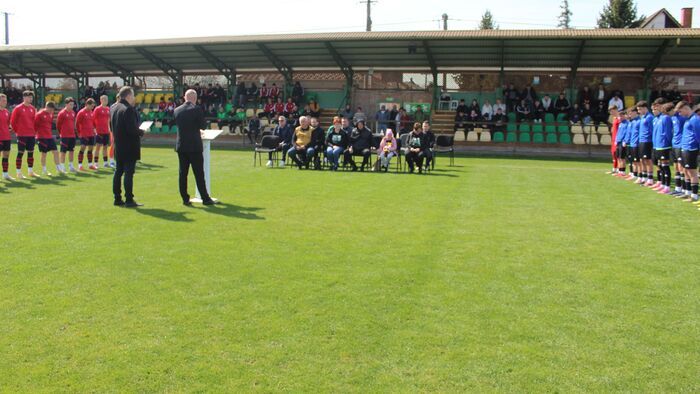 Könnyek és egy megtört család a pálya szélén – a tragikusan elhunyt fiatal labdarúgó emléktornája elkezdődött