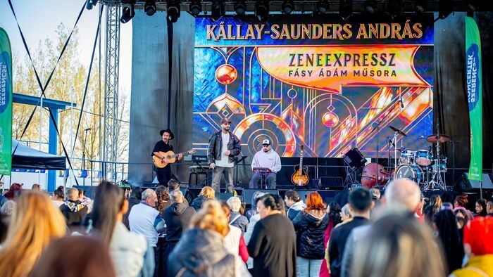 Ingyenes sztárparádé Mezőcsáton: megtelt a sportpálya a Szerencsekoncerten - képekkel, videóval