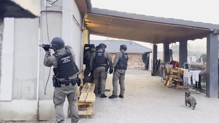 Milliók, ékszerek, BMW: luxusban élő bandáért mentek a borsodi rendőrök, az egyik legszörnyűbb bűnt követték el – fotókkal, videóval