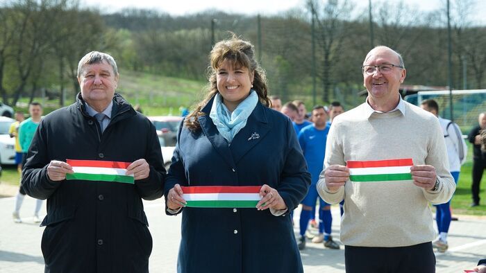 Szalagátvágás és válogatott kapus: ünnepi pillanatok a harsányi pályán