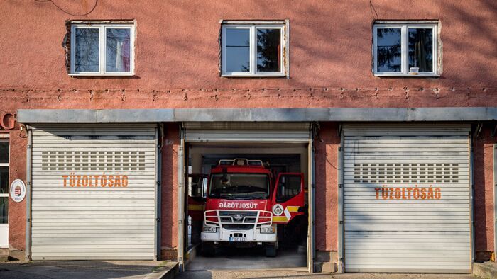 Tűz egy borsodi füstölőben! Kigyulladt a tető is, a tűzoltók már a helyszínen