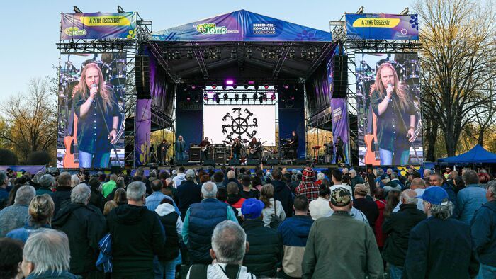 „Mikor 82 éves leszel, elmondhatod majd az unokádnak” – Hatalmasat ment Ózdon a P.Mobil és a Bikini – exkluzív interjúkkal, fotókkal, videóval