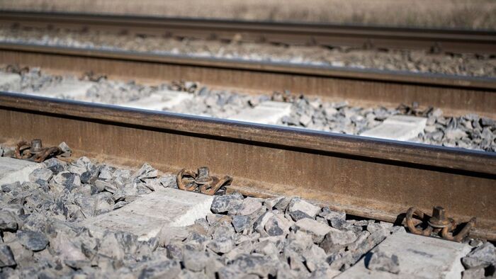 Tragédia! Embert gázolt a vonat Sajószentpéternél, tűzoltók segítették le az utasokat
