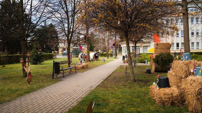 Húsvéti díszbe öltözött a városháza parkja Encsen - képekkel