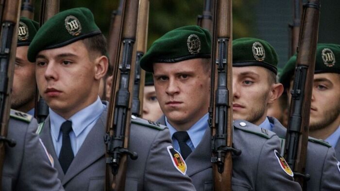 A hadköteles korú német férfiak csak engedéllyel maradhatnak hosszabb ideig külföldön