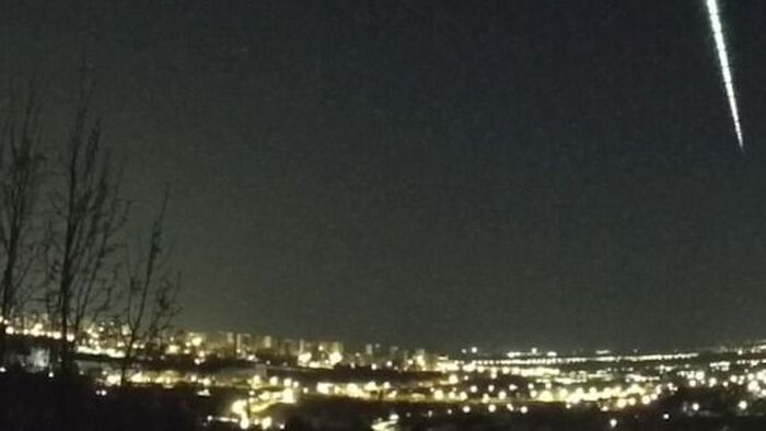 Szokatlan fényjelenség ragyogta be a hajnali égboltot Miskolcon – fotó, videó