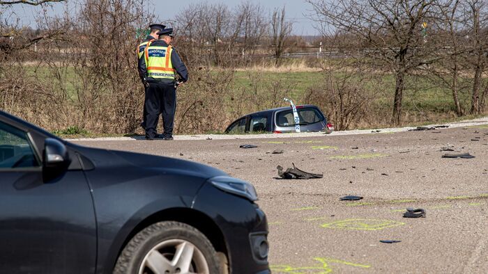Oszlopnak ütközött, elütött egy gyalogost, fának csapódott és az árokban landolt