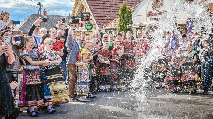 Nincs menekvés a vödrök elől! Így locsolkodnak Mezőkövesden húsvétkor – fotókon és videón is megmutatjuk