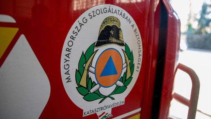 Kigyulladt egy autó az M30-ason