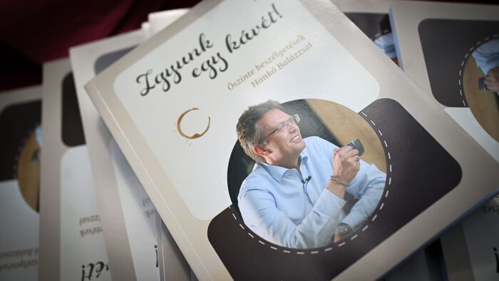 Igyunk egy kávét! – interjúkötet formájában is megjelent Hankó Balázs beszélgetéssorozata