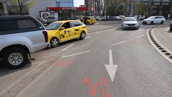 Baleset lassítja a forgalmat a turbókörforgalomnál - rendőrök a helyszínen (képekkel)