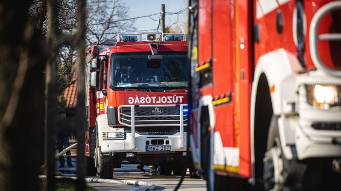 Lángolt egy kisbusz az M3-ason