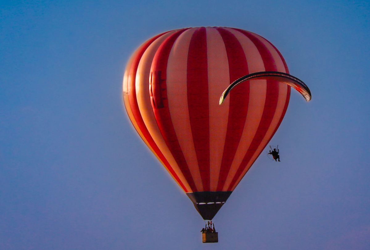 Hőlégballon Gesztely közelében, a 37-es főút mentén.