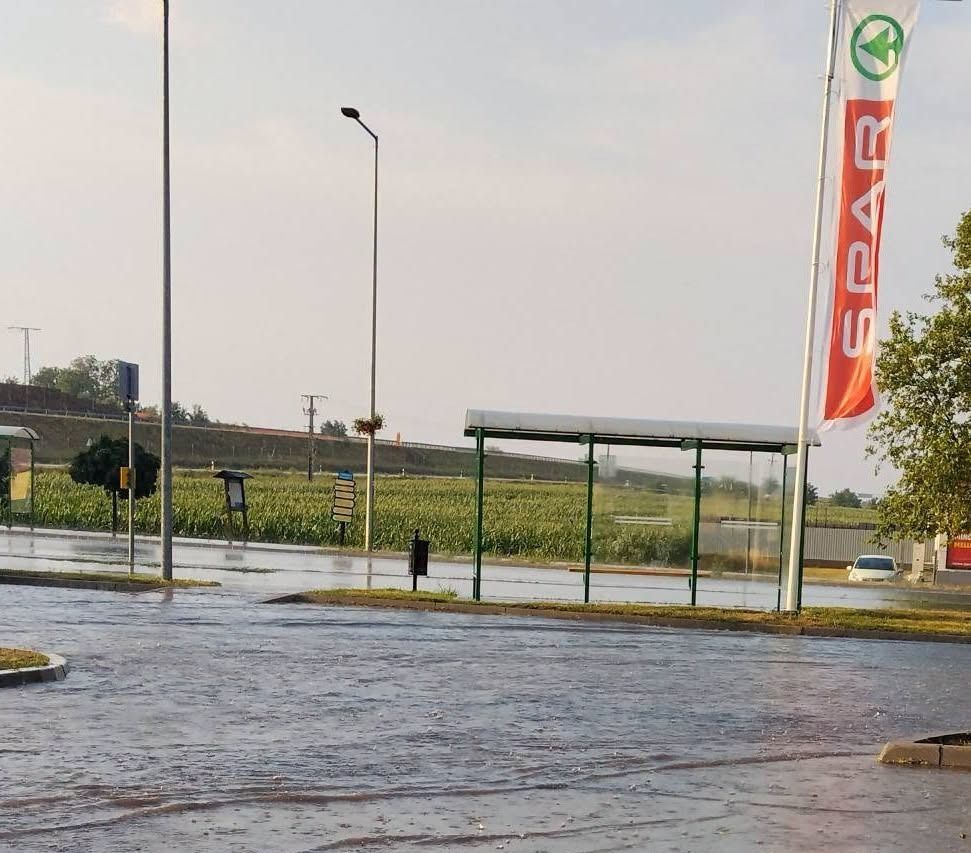Elöntötte a víz az encsi Spar parkolóját is