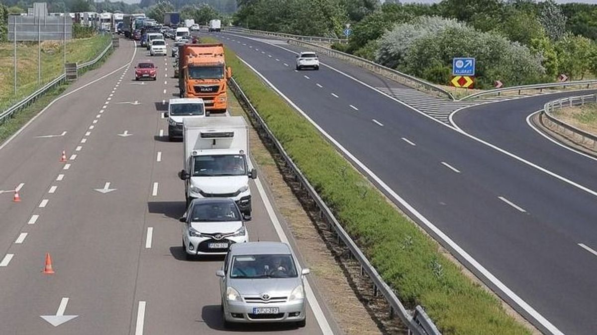 Motorosbaleset miatt áll a forgalom az M3-ason