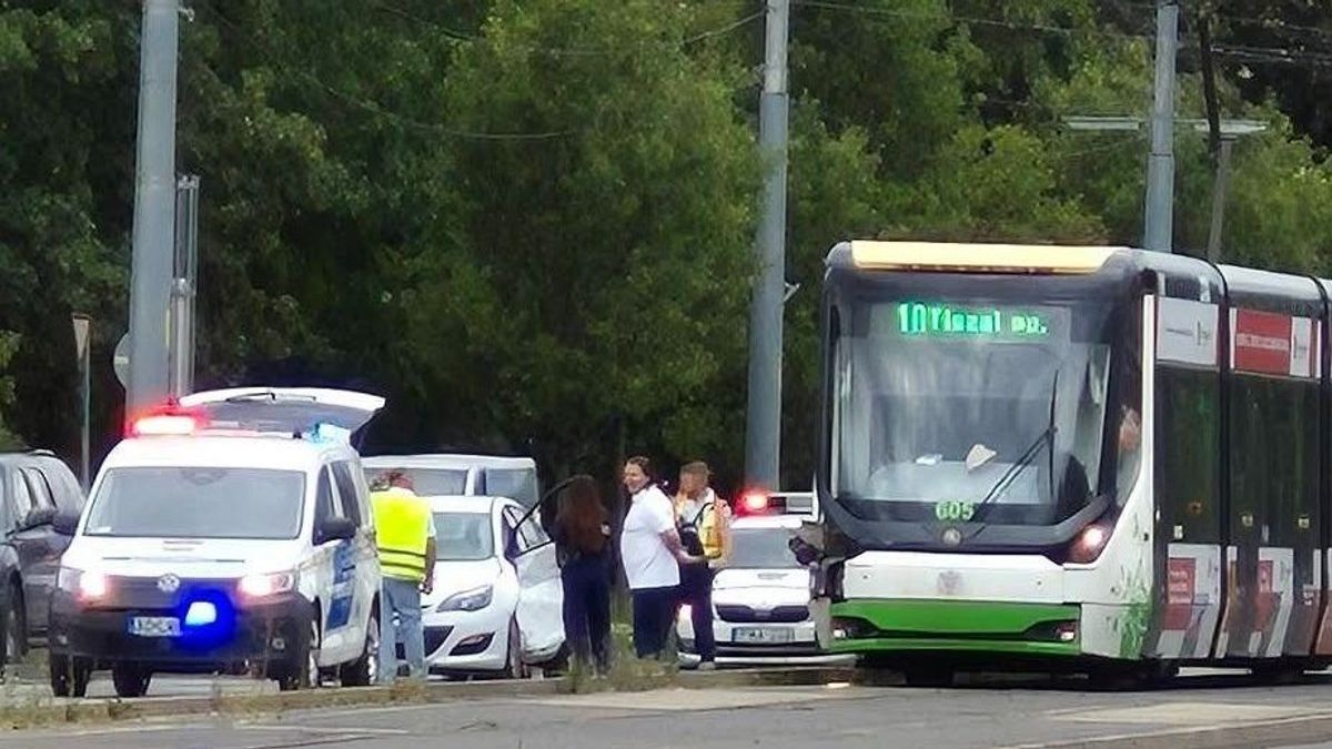 Villamosbaleset Miskolcon: kórházba szállították az autó sofőrjét