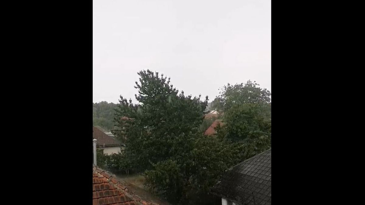 Kiadták a riasztást! Borsodba már meg is érkezett a zivatar – videón a szakadó eső