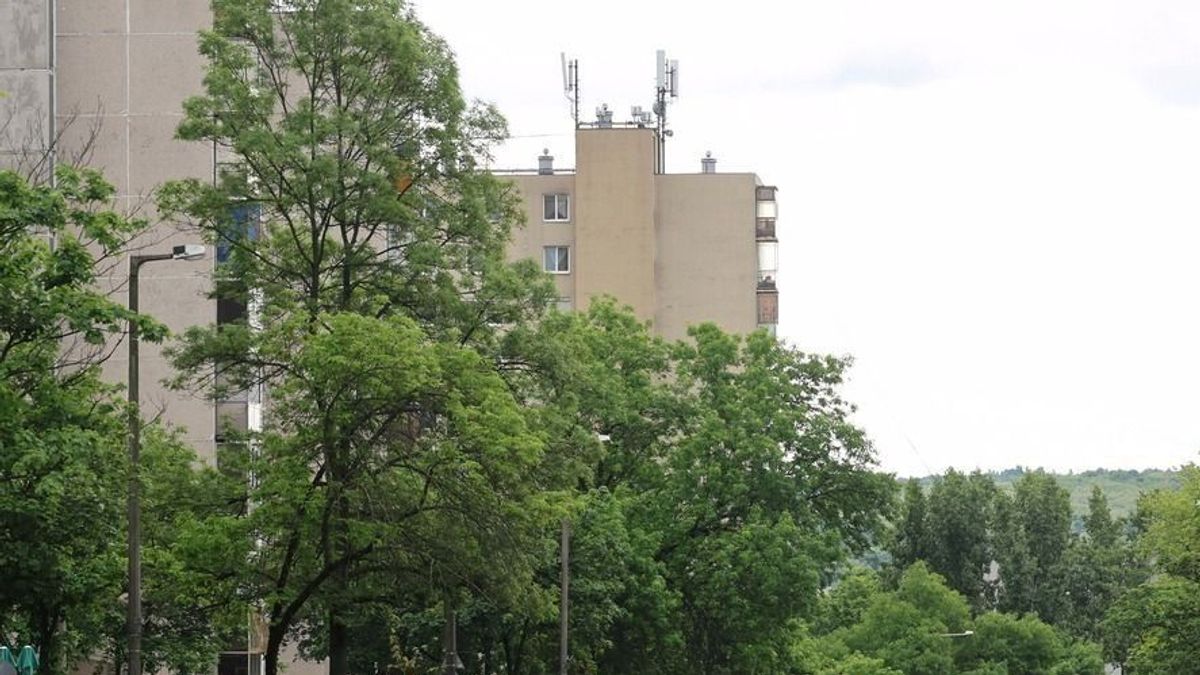 Méteres kátyú szakított kereket az Avason