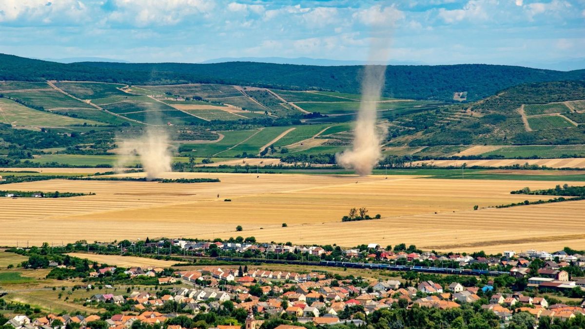 A semmiből csapott le! Néhány percig tartott a különleges meteorológiai jelenség a Zemplénben!