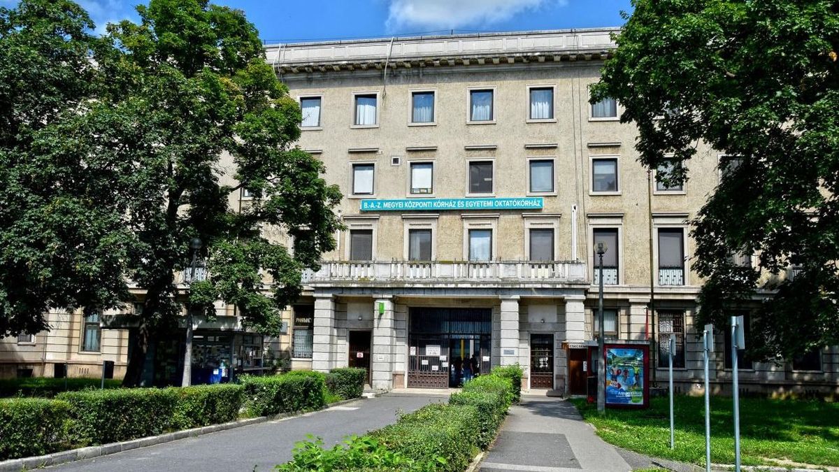 Aggódik a környék: szőke hajú nő tűnt el a miskolci kórházból, sürgős segítséget kér a rendőrség – fotóval