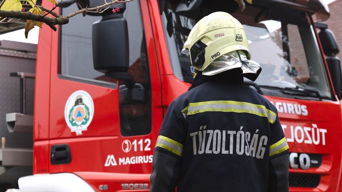 Kigyulladt egy tető Borsodban, több vízsugárral oltottak a tűzoltók