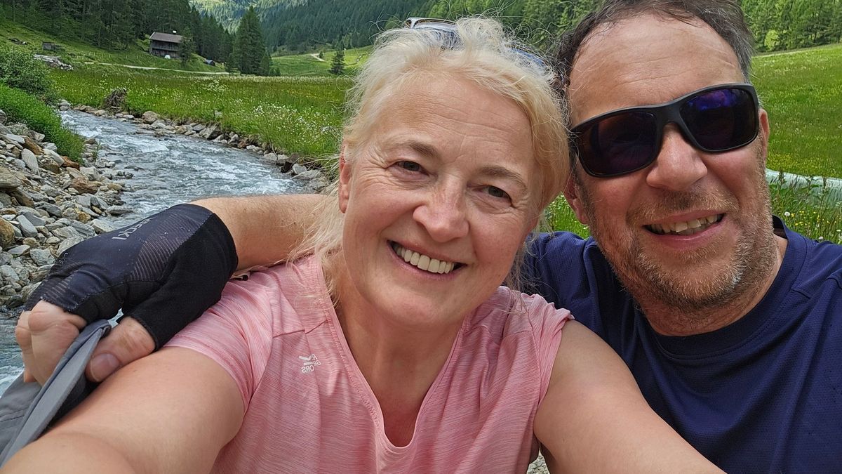 Elképesztő: Látássérült társát segíti át gyalog az Alpokon