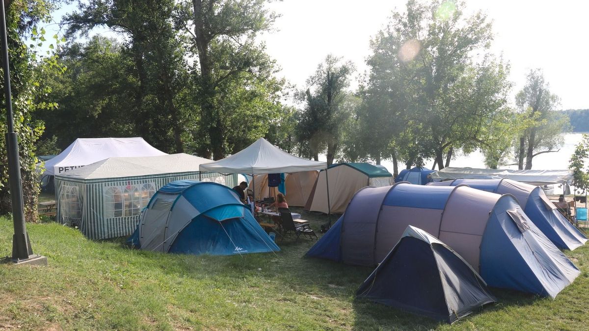 Felháborító! Amíg a gyerekek túráztak, kipakolták a sátraikat