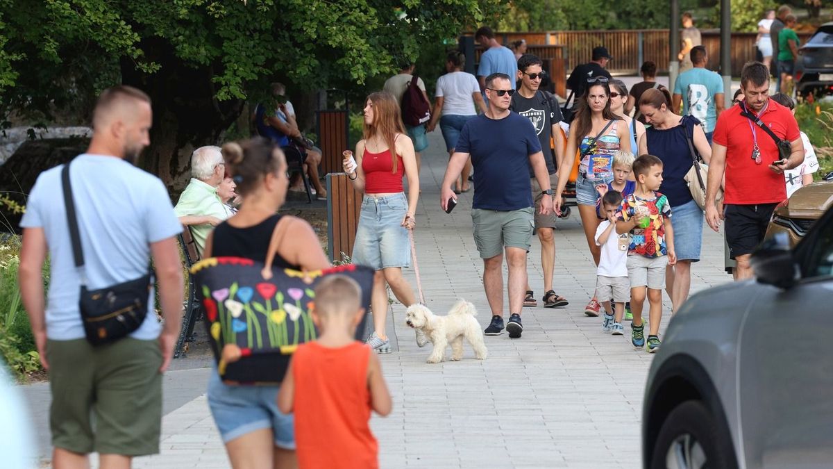Beindult a pezsgés Miskolctapolcán: tömegeket csábított a sétány péntek este - képekkel