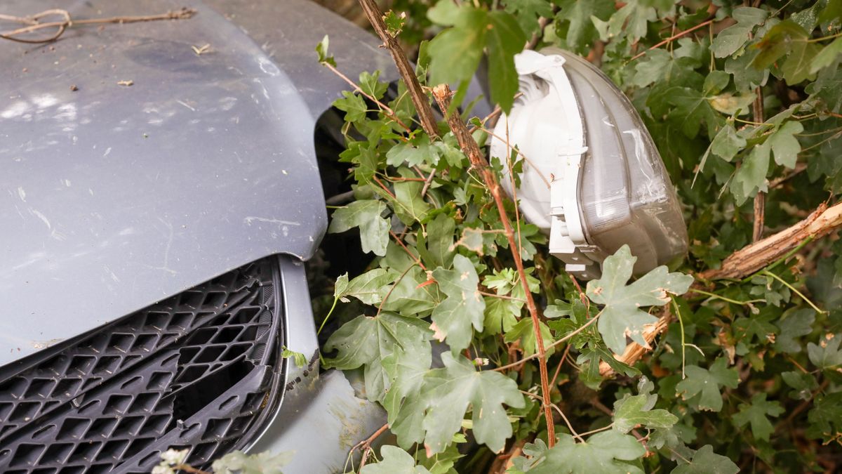 A féknyom látszik, a fékhatás elmaradt – Miskolc egyik legkanyargósabb útszakaszán törték össze a Toyotát (fotóval, videóval)